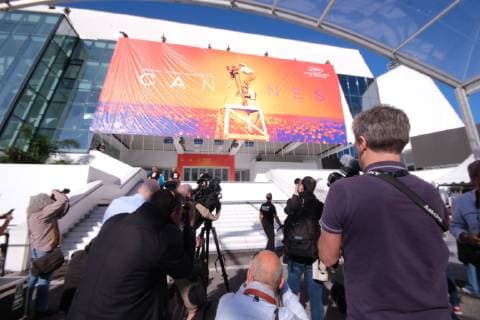 72eme festival International du Film de cannes. Installation de la bache avec l affiche sur le Palais. Mise en place bache sur devanture du Palais. 238996 2019-05-12 Provence-Alpes-Cote-d-Azur Cannes France _sans_perso  Copyright: xPhilippexFarjonx STAR_238996_010