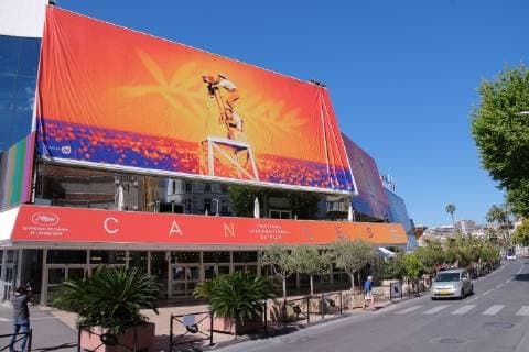 72eme festival International du Film de cannes. Installation de la bache avec l affiche sur le Palais. Mise en place bache sur devanture du Palais. 238996 2019-05-12 Provence-Alpes-Cote-d-Azur Cannes France _sans_perso  Copyright: xPhilippexFarjonx STAR_238996_022