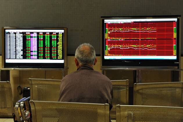 JINHUA, CHINA - MAY 13: An investor watches the electronic boards at a stock exchange hall on May 13, 2019 in Jinhua, Zhejiang Province of China. Chinese shares plunged on Monday. The Shanghai Composite Index dropped 35.50 points, or 1.21 percent, to close at 2,903.71. The Shenzhen Component Index went down 132.03 points, or 1.43 percent, to close at 9,103.36 points.  Copyright: xVCGx CFP111216235028