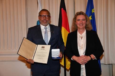 Kerstin Schreyer (Sozialministerin) und William Hartwig-Almer (Jimmy Hartwig) Verleihung der Sozialmedaille Bayerische Staatsmedaille für soziale Verdienste Max-Joseph-Saal Residenz München 13. Mai 2019