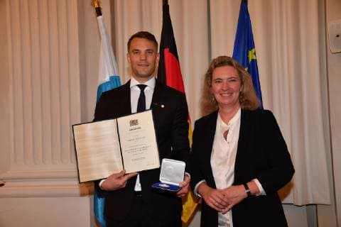 Manuel Neuer und Kerstin Schreyer (Sozialministerin) Verleihung der Sozialmedaille Bayerische Staatsmedaille für soziale Verdienste Max-Joseph-Saal Residenz München 13. Mai 2019