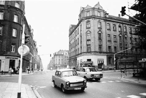 Dimitroffstrasse 10.10.1988, Karl- Marx- Stadt, Sonnenberg, Friedrich- Engels- Strasse Dimitroffstrasse, Altbausubstanz, Strassenkreuzung mit PKW Trabant Chemnitz Sachsen BRD *** Dimitroffstrasse 10 10 1988 Karl Marx town city Sonnenberg Friedrich Engels street Dimitroffstrasse old building substance intersection with car Trabant Chemnitz Saxony FRG