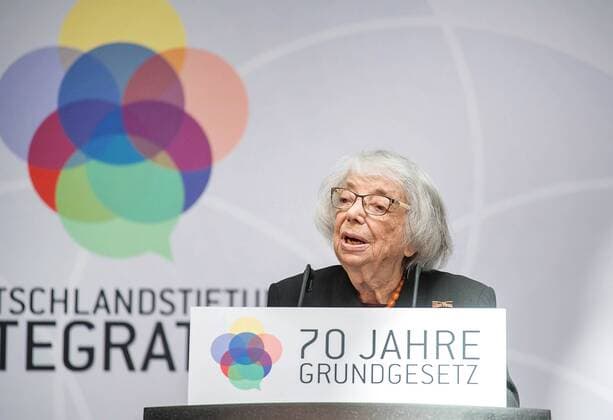 News Themen der Woche KW20 News Bilder des Tages Die Holocaust-Ueberlebende Margot Friedlaender (Friedländer, 97, Foto) ist am Dienstag (14.05.2019) in Berlin mit dem neu geschaffenen Preis Talisman der Deutschlandstiftung Integration fuer ihr Engagement als Zeitzeugin ausgezeichnet worden. Bundeskanzlerin Angela Merkel (CDU) sprach ihr nach Ueberreichung der Auszeichnung ihren Dank aus, dass sie so viel Gutes stifte in einem Land, in dem sie soviel Grausamkeit erlebt habe. Margot Friedlaender wurde 1921 in Berlin geboren und im Fruehjahr 1944 ins Ghetto Theresienstadt deportiert. Mit dem neu geschaffenen Preis Talisman zeichnet die Stiftung Personen und Projekte aus, die sich in herausragender Weise in Sachen Integration engagieren. (Siehe epd-Meldung vom 14.05.2019) Holocaust-Ueberlebende Friedlaender fuer ihr Engagement geehrt *** The Holocaust survivor Margot Friedlaender Friedl Copyright: epd-bild ChristianxDitsch EDITORIAL USE ONLY