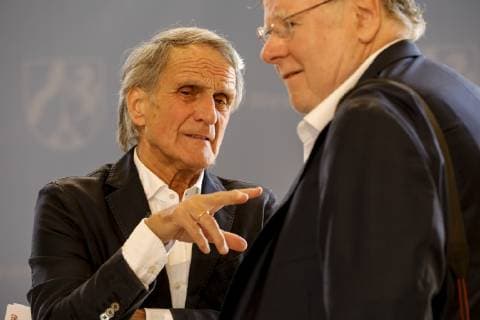 14.05.2019, Düsseldorf. NRW-Ministerpräsident Armin Laschet verleiht den Verdienstorden des Landes Nordrhein-Westfalen an Wolfgang Overath, Köln. Der ehemalige Präsident des 1. FC Köln wird für sein sportliches und soziales Engagement ausgezeichnet. 1994 gründete er gemeinsam mit dem SKM – Katholischer Dienst für soziale Dienste den Wolfgang Overath Fonds , durch den Menschen in sozialen Notlagen schnelle Hilfe erfahren. Zudem unterstützt er aktiv die Kampagne Bewegung gegen Krebs . Hier am Rande der Verleihung. Düsseldorf Präsidentenschlösschen der Bezirksregierung Düsseldorf, Cecilienallee 2 Nordrhein-Westfalen Deutschland
