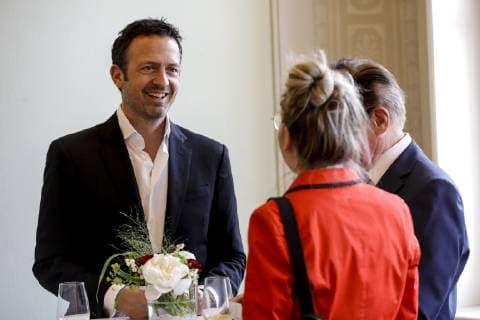 14.05.2019, Düsseldorf. NRW-Ministerpräsident Armin Laschet verleiht den Verdienstorden des Landes Nordrhein-Westfalen an Till Brönner, Berlin Witten. Der international erfolgreiche Jazz-Trompeter setzt sich seit über 15 Jahren für die Nordoff Robbins Musiktherapie in Witten ein. Hier am Rande der Verleihung. Düsseldorf Präsidentenschlösschen der Bezirksregierung Düsseldorf, Cecilienallee 2 Nordrhein-Westfalen Deutschland