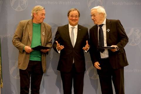14.05.2019, Düsseldorf. NRW-Ministerpräsident Armin Laschet verleiht den Verdienstorden des Landes Nordrhein-Westfalen an Christoph Biemann und Armin Maiwald, Köln. Den Moderatoren der Sendung mit der Maus gelingt es seit Jahrzehnten in beeindruckender Weise, in informativen und kindgerechten Beiträgen jungen Menschen in Nordrhein-Westfalen und ganz Deutschland grundlegende Sachverhalte nahezubringen. Düsseldorf Präsidentenschlösschen der Bezirksregierung Düsseldorf, Cecilienallee 2 Nordrhein-Westfalen Deutschland