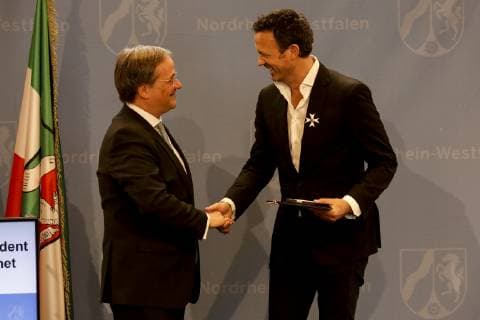 14.05.2019, Düsseldorf. NRW-Ministerpräsident Armin Laschet verleiht den Verdienstorden des Landes Nordrhein-Westfalen an Till Brönner, Berlin Witten. Der international erfolgreiche Jazz-Trompeter setzt sich seit über 15 Jahren für die Nordoff Robbins Musiktherapie in Witten ein. Düsseldorf Präsidentenschlösschen der Bezirksregierung Düsseldorf, Cecilienallee 2 Nordrhein-Westfalen Deutschland