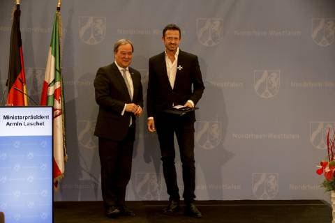 14.05.2019, Düsseldorf. NRW-Ministerpräsident Armin Laschet verleiht den Verdienstorden des Landes Nordrhein-Westfalen an Till Brönner, Berlin Witten. Der international erfolgreiche Jazz-Trompeter setzt sich seit über 15 Jahren für die Nordoff Robbins Musiktherapie in Witten ein. Düsseldorf Präsidentenschlösschen der Bezirksregierung Düsseldorf, Cecilienallee 2 Nordrhein-Westfalen Deutschland