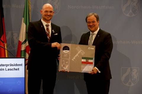 14.05.2019, Düsseldorf. NRW-Ministerpräsident Armin Laschet verleiht den Verdienstorden des Landes Nordrhein-Westfalen an Dr. Alexander Gerst, Köln. Gerst engagiert sich seit über zehn Jahren in der Raumfahrt. 2018 übernahm er im Rahmen seiner zweiten Forschungsmission Horizons als erster Deutscher das Kommando der ISS. Durch seine Forschungsmissionen konnten zahlreiche wissenschaftliche und technologische Erkenntnisse im Bereich der Materialwissenschaften, der Robotik, der Klima- und Umweltforschung und der medizinischen Forschung gewonnen werden. Gerst bedankt sich seinerseits mit einem Geschenk. Düsseldorf Präsidentenschlösschen der Bezirksregierung Düsseldorf, Cecilienallee 2 Nordrhein-Westfalen Deutschland