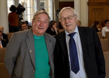 14.05.2019, Düsseldorf. NRW-Ministerpräsident Armin Laschet verleiht den Verdienstorden des Landes Nordrhein-Westfalen an Christoph Biemann und Armin Maiwald, Köln. Den Moderatoren der Sendung mit der Maus gelingt es seit Jahrzehnten in beeindruckender Weise, in informativen und kindgerechten Beiträgen jungen Menschen in Nordrhein-Westfalen und ganz Deutschland grundlegende Sachverhalte nahezubringen. Hier am Rande der Verleihung. Düsseldorf Präsidentenschlösschen der Bezirksregierung Düsseldorf, Cecilienallee 2 Nordrhein-Westfalen Deutschland