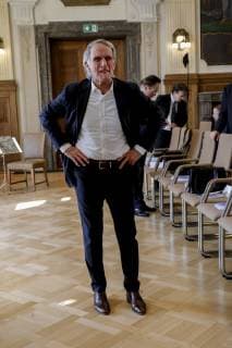 14.05.2019, Düsseldorf. NRW-Ministerpräsident Armin Laschet verleiht den Verdienstorden des Landes Nordrhein-Westfalen an Wolfgang Overath, Köln. Der ehemalige Präsident des 1. FC Köln wird für sein sportliches und soziales Engagement ausgezeichnet. 1994 gründete er gemeinsam mit dem SKM – Katholischer Dienst für soziale Dienste den Wolfgang Overath Fonds , durch den Menschen in sozialen Notlagen schnelle Hilfe erfahren. Zudem unterstützt er aktiv die Kampagne Bewegung gegen Krebs . Hier am Rande der Verleihung. Düsseldorf Präsidentenschlösschen der Bezirksregierung Düsseldorf, Cecilienallee 2 Nordrhein-Westfalen Deutschland