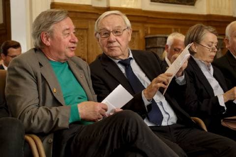 14.05.2019, Düsseldorf. NRW-Ministerpräsident Armin Laschet verleiht den Verdienstorden des Landes Nordrhein-Westfalen an Christoph Biemann und Armin Maiwald, Köln. Den Moderatoren der Sendung mit der Maus gelingt es seit Jahrzehnten in beeindruckender Weise, in informativen und kindgerechten Beiträgen jungen Menschen in Nordrhein-Westfalen und ganz Deutschland grundlegende Sachverhalte nahezubringen. Hier am Rande der Verleihung. Düsseldorf Präsidentenschlösschen der Bezirksregierung Düsseldorf, Cecilienallee 2 Nordrhein-Westfalen Deutschland