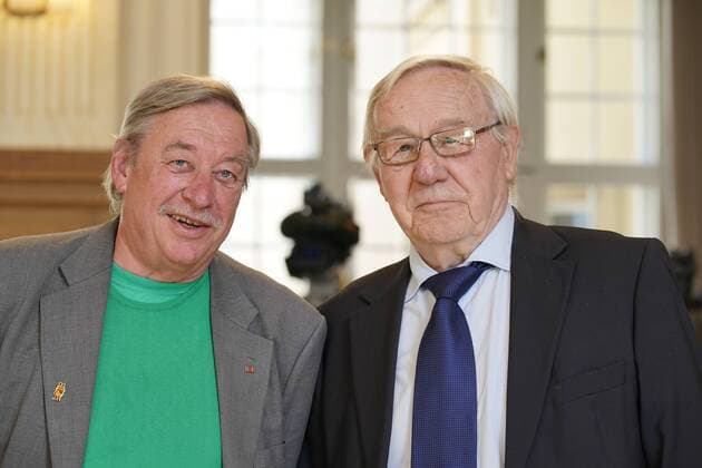 News Themen der Woche KW20 News Bilder des Tages Christoph Biemann und Armin Maiwald, Köln WDR, Sendung mit der Maus Bekamen den Landesverdienstorden von Ministerpräsident Armin Laschet CDU am 14.05.2019 in Düsseldorf überreicht. Er ist eine der höchsten Auszeichnungen Nordrhein-Westfalens. Das Land zeichnet damit Bürgerinnen und Bürger für ihre außerordentlichen Verdienste und überragendes Engagement für die Gesellschaft aus. Düsseldorf NRW Deutschland *** Christoph Biemann and Armin Maiwald, Cologne WDR, Programme mit der Maus Received the State Order of Merit from Prime Minister Armin Laschet CDU on 14 05 2019 in Düsseldorf It is one of the highest awards in North Rhine-Westphalia The state thus honours citizens for their extraordinary services and outstanding commitment to society from Düsseldorf NRW Germany