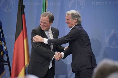 Wolfgang Overath, ehemaliger Präsident 1.FC Köln, Fussballer, Fussballweltmeister, Sport Bekam den Landesverdienstorden von Ministerpräsident Armin Laschet CDU am 14.05.2019 in Düsseldorf überreicht. Er ist eine der höchsten Auszeichnungen Nordrhein-Westfalens. Das Land zeichnet damit Bürgerinnen und Bürger für ihre außerordentlichen Verdienste und überragendes Engagement für die Gesellschaft aus. Düsseldorf NRW Deutschland