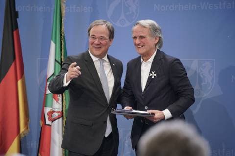 News Bilder des Tages Wolfgang Overath, ehemaliger Präsident 1.FC Köln, Fussballer, Fussballweltmeister, Sport Bekam den Landesverdienstorden von Ministerpräsident Armin Laschet CDU am 14.05.2019 in Düsseldorf überreicht. Er ist eine der höchsten Auszeichnungen Nordrhein-Westfalens. Das Land zeichnet damit Bürgerinnen und Bürger für ihre außerordentlichen Verdienste und überragendes Engagement für die Gesellschaft aus. Düsseldorf NRW Deutschland