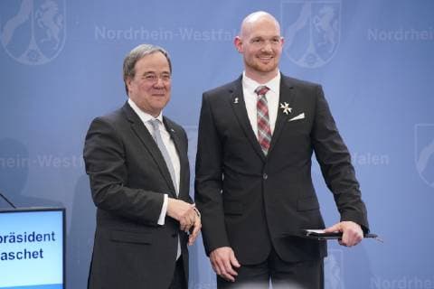 Dr. Alexander Gerst, Köln, Astronaut, ISS, ESA, DLR, Forschungsmission Horizons. Bekam den Landesverdienstorden von Ministerpräsident Armin Laschet CDU am 14.05.2019 in Düsseldorf überreicht. Er ist eine der höchsten Auszeichnungen Nordrhein-Westfalens. Das Land zeichnet damit Bürgerinnen und Bürger für ihre außerordentlichen Verdienste und überragendes Engagement für die Gesellschaft aus. Düsseldorf NRW Deutschland