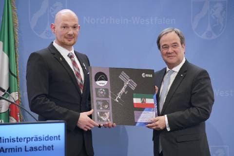 Dr. Alexander Gerst, Köln, Astronaut, ISS, ESA, DLR, Forschungsmission Horizons. Bekam den Landesverdienstorden von Ministerpräsident Armin Laschet CDU am 14.05.2019 in Düsseldorf überreicht. Er ist eine der höchsten Auszeichnungen Nordrhein-Westfalens. Das Land zeichnet damit Bürgerinnen und Bürger für ihre außerordentlichen Verdienste und überragendes Engagement für die Gesellschaft aus. Düsseldorf NRW Deutschland