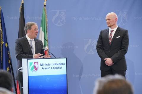 Dr. Alexander Gerst, Köln, Astronaut, ISS, ESA, DLR, Forschungsmission Horizons. Bekam den Landesverdienstorden von Ministerpräsident Armin Laschet CDU am 14.05.2019 in Düsseldorf überreicht. Er ist eine der höchsten Auszeichnungen Nordrhein-Westfalens. Das Land zeichnet damit Bürgerinnen und Bürger für ihre außerordentlichen Verdienste und überragendes Engagement für die Gesellschaft aus. Düsseldorf NRW Deutschland