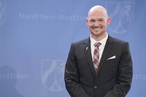 Dr. Alexander Gerst, Köln, Astronaut, ISS, ESA, DLR, Forschungsmission Horizons. Bekam den Landesverdienstorden von Ministerpräsident Armin Laschet CDU am 14.05.2019 in Düsseldorf überreicht. Er ist eine der höchsten Auszeichnungen Nordrhein-Westfalens. Das Land zeichnet damit Bürgerinnen und Bürger für ihre außerordentlichen Verdienste und überragendes Engagement für die Gesellschaft aus. Düsseldorf NRW Deutschland