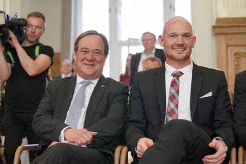 Dr. Alexander Gerst, Köln, Astronaut, ISS, ESA, DLR, Forschungsmission Horizons. Bekam den Landesverdienstorden von Ministerpräsident Armin Laschet CDU am 14.05.2019 in Düsseldorf überreicht. Er ist eine der höchsten Auszeichnungen Nordrhein-Westfalens. Das Land zeichnet damit Bürgerinnen und Bürger für ihre außerordentlichen Verdienste und überragendes Engagement für die Gesellschaft aus. Düsseldorf NRW Deutschland