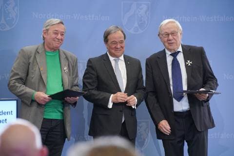Christoph Biemann und Armin Maiwald, Köln WDR, Sendung mit der Maus Bekamen den Landesverdienstorden von Ministerpräsident Armin Laschet CDU am 14.05.2019 in Düsseldorf überreicht. Er ist eine der höchsten Auszeichnungen Nordrhein-Westfalens. Das Land zeichnet damit Bürgerinnen und Bürger für ihre außerordentlichen Verdienste und überragendes Engagement für die Gesellschaft aus. Düsseldorf NRW Deutschland