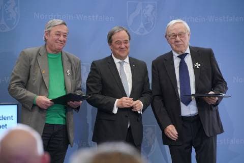 Christoph Biemann und Armin Maiwald, Köln WDR, Sendung mit der Maus Bekamen den Landesverdienstorden von Ministerpräsident Armin Laschet CDU am 14.05.2019 in Düsseldorf überreicht. Er ist eine der höchsten Auszeichnungen Nordrhein-Westfalens. Das Land zeichnet damit Bürgerinnen und Bürger für ihre außerordentlichen Verdienste und überragendes Engagement für die Gesellschaft aus. Düsseldorf NRW Deutschland