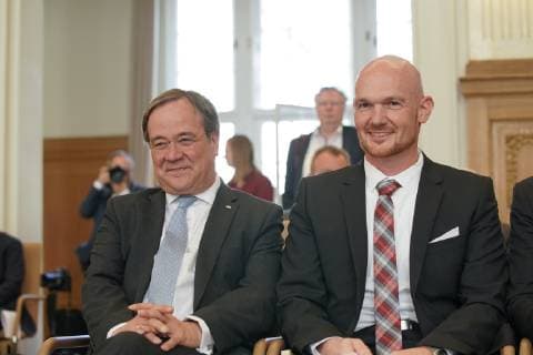 Dr. Alexander Gerst, Köln, Astronaut, ISS, ESA, DLR, Forschungsmission Horizons. Bekam den Landesverdienstorden von Ministerpräsident Armin Laschet CDU am 14.05.2019 in Düsseldorf überreicht. Er ist eine der höchsten Auszeichnungen Nordrhein-Westfalens. Das Land zeichnet damit Bürgerinnen und Bürger für ihre außerordentlichen Verdienste und überragendes Engagement für die Gesellschaft aus. Düsseldorf NRW Deutschland
