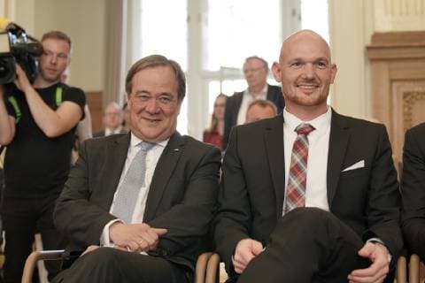 Dr. Alexander Gerst, Köln, Astronaut, ISS, ESA, DLR, Forschungsmission Horizons. Bekam den Landesverdienstorden von Ministerpräsident Armin Laschet CDU am 14.05.2019 in Düsseldorf überreicht. Er ist eine der höchsten Auszeichnungen Nordrhein-Westfalens. Das Land zeichnet damit Bürgerinnen und Bürger für ihre außerordentlichen Verdienste und überragendes Engagement für die Gesellschaft aus. Düsseldorf NRW Deutschland