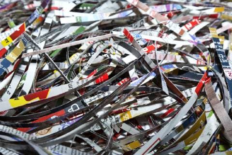IMAGO Nature: Unsere Erde, Umweltverträgliche Herausforderungen des 21. Jahrhunderts, Recycling Geschredderte Prospekte, Zeitschriften, Papierstreifen, Deutschland, Europa *** Shredded brochures, magazines, paper strips, Germany, Europe Copyright: imageBROKER/SiegraxAsmoel iblasm04794905.jpg