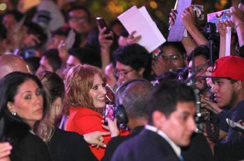 US actress Jessica Chastain (C) greets fans during a promotional event for the film X-Men: Dark Phoenix in Mexico City, Mexico, 14 May 2019. As part of the promotional tour of the X-Men universe film that centers its story on the mutant Jean Gray, actresses and cast members Sophie Tuner and Jessica Chastain visited the Mexican capital to share time with the fans of the film, which premiere on June 7 in all Mexican movie theaters. Sophie Turner and Jessica Chastain promote X-Men: Dark Phoenix in Mexico City !ACHTUNG: NUR REDAKTIONELLE NUTZUNG!  Copyright: xMaroxGuzmanx AME2720 20190515-636934959565217756