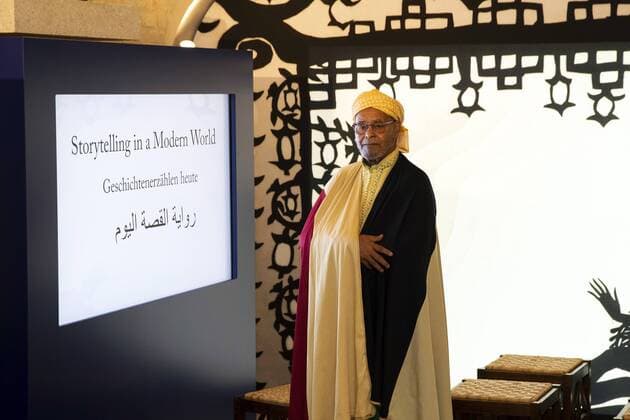 Geschichtenerzaehler El Haj Ahmed Ezzarghani bei der Ausstellung Cinderella, Sindbad & Sinuhe. Arabisch-deutsche Erzaehltraditionen im Aegyptischen Museum in Berlin am 17. April 2019. Ausstellung Cinderella, Sindbad & Sinuhe. Arabisch-deutsche Erzähltraditionen