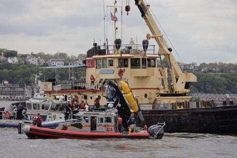 News Bilder des Tages (190515) -- NEW YORK, May 15, 2019 -- Rescuers work at the site where a helicopter crashed into the Hudson River, in New York, the United States, on May 15, 2019. A helicopter fell short of the landing pad and crashed into the Hudson River in New York City on Wednesday afternoon, injuring one person on board. ) U.S.-NEW YORK-HUDSON RIVER-HELICOPTER-CRASH LixMuzi 