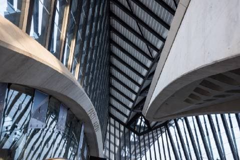 Architektur von Santiago Calatrava Der Bahnhof Lyon Saint-Exupery TGV (franz.: Gare de Saint-Exupery TGV) ist ein Fernverkehrsbahnhof am Flughafen Lyon Saint-Exupery, etwa 20 Kilometer östlich des Zentrums von Lyon in Frankreich. Architekt des TGV-Bahnhofs Lyon-Saint-Exupery ist der Spanier Santiago Calatrava, der sich 1987 in einem international ausgeschriebenen Architekturwettbewerb knapp gegen Richard Rogers behaupten konnte. Das Bahnhofsgebäude besteht aus einer 450 Meter langen und 56 Meter breiten Halle aus Stahl, Glaselementen und Stahlbeton mit Verbindungsgängen zum Flughafen Lyon Saint-Exupery. Zentrales bauliches Element des Bahnhofs ist der rund 39 Meter hohe Hauptpavillon, dessen skelettartige Form oft mit einem riesigen Vogel verglichen wird. *** The station Lyon Saint Exupery TGV franz Gare de Saint Exupery TGV is a long-distance station at the airpor