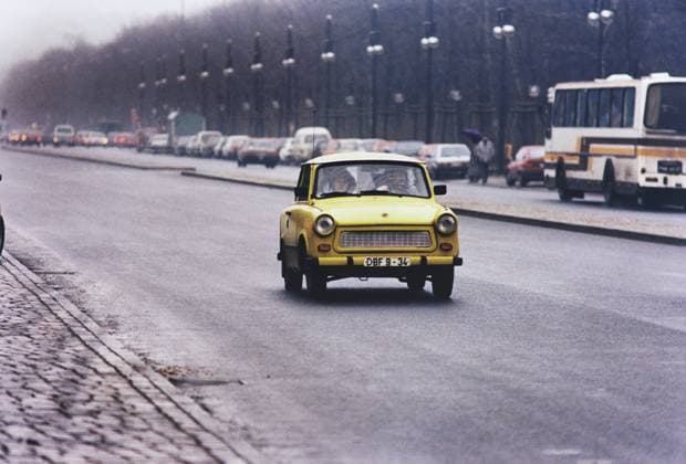 Beobachtungen an der Berliner Mauer im November rund um den Reichstag im November 1989. u.B.z. DDR Trabant auf der Strasse des 17. Juni. 30 Jahre deutsch-deutscher Mauerfall *** Observations at the Berlin Wall in November around the Reichstag in November 1989 u B GDR Trabant on the Strasse des 17 Juni 30 Jahre deutsch deutscher Mauerfall