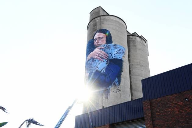 News Bilder des Tages JACINDA ARDERN MURAL MELBOURNE, General progress view of the mural by street artist Loretta Lizzio depicting New Zealand s Prime Minister Jacinda Ardern embracing a woman in the wake of the Christchurch massacre, is seen in Brunswick, Melbourne, Friday, May 17, 2019. ( NO ARCHIVING, EDITORIAL USE ONLY, NO USE IN BOOKS WITHOUT CONSENT MELBOURNE VIC AUSTRALIA  Copyright: xJAMESxROSSx 20190517001399829818