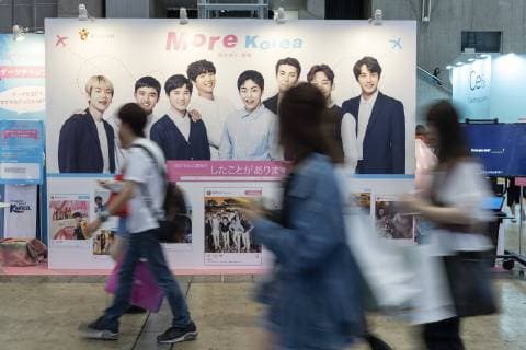 May 17, 2019 - Chiba, Japan - Visitors gather during the KCON 2019 Japan at Makuhari Messe Convention Center. The KCON aims to promote South Korea s culture including K-Pop, fashion, food, and tv shows in Japan. The culture festival is held from May 17 to 19. Chiba Japan - ZUMAm191 20190517_zap_m191_016 Copyright: xRodrigoxReyesxMarinx