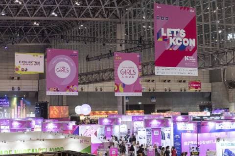 May 17, 2019 - Chiba, Japan - Visitors gather during the KCON 2019 Japan at Makuhari Messe Convention Center. The KCON aims to promote South Korea s culture including K-Pop, fashion, food, and tv shows in Japan. The culture festival is held from May 17 to 19. Chiba Japan - ZUMAm191 20190517_zap_m191_013 Copyright: xRodrigoxReyesxMarinx