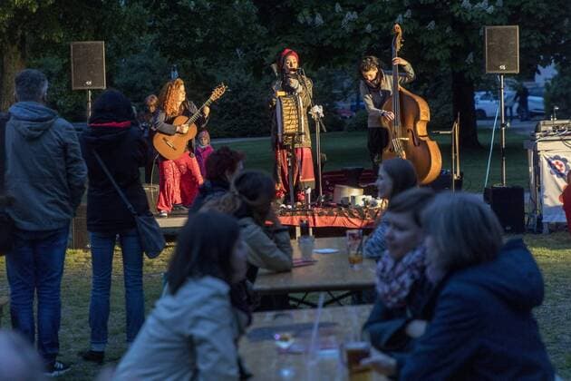 Festival PolkaBeats in Cottbus DEU Brandenburg Cottbus Â Vor10 Jahren hat Cottbus mit PolkaBeats erstmalig und europaweit einzigartig der Polka ein ganzes Festival gewidmet. Mit der Frauenband Huraban aus Polen, Gegrilltem und Getränken ist am Donnerstagabend auf dem Schillerplatz vor der Hermann-Bar das zehnte Polkabeats-Festival an den Start gegangen. Mit Ladys-Polka, Power- und Schleuder-Polka, mit Polka™n™Roll und Gangsta-Polka feiert das Festival an zwei Wochenenden im Mai seinen zehnten Geburtstag. Regionale Besonderheiten und der jeweilige Zeitgeist prägen die Polka immer noch weltweit. Traditionell mit Rock und Haube, klassisch-sinfonisch in Frack und Fliege oder wild und laut in Turnschuhen und Lederjacke. Zahlreiche Bands und Orchestern spielen unerhörte Polkavariationen aus Oesterreich, Tschechien, Polen, Däne