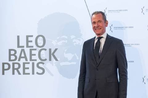 Verleihung des Leo Baeck-Preises 2019 durch den Zentralrat der Juden in Deutschland am Donnerstag (16.05.19) in Berlin an den Vorstandsvorsitzenden des Axel-Springer-Konzerns, Mathias Doepfner (Döpfner) (Foto). Der Zentralrat der Juden ehrt Doepfner fuer sein jahrzehntelanges, ausserordentliches Engagement fuer die juedische Gemeinschaft und fuer den Staat Israel. Der mit 10.000 Euro dotierte Leo-Baeck-Preis ist die hoechste Auszeichnung des Zentralrats. Doepfner habe sich in zahlreichen Artikeln und Reden mit Antisemitismus in all seinen Formen in Deutschland auseinandergesetzt. Die Erinnerung an die Schoah und die daraus resultierende Verantwortung Deutschlands gegen jede Form von Intoleranz und fuer Israel seien ihm ein Herzensthema. (Siehe epd-Bericht vom 17.05.2019) Zentralrat der Juden zeichnet Springer-Vorstand Doepfner aus