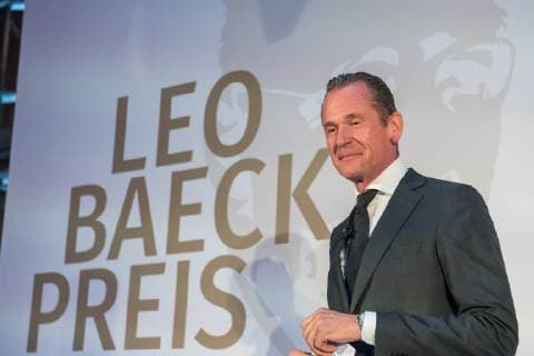 Verleihung des Leo Baeck-Preises 2019 durch den Zentralrat der Juden in Deutschland am Donnerstag (16.05.19) in Berlin an den Vorstandsvorsitzenden des Axel-Springer-Konzerns, Mathias Doepfner (Döpfner) (Foto). Der Zentralrat der Juden ehrt Doepfner fuer sein jahrzehntelanges, ausserordentliches Engagement fuer die juedische Gemeinschaft und fuer den Staat Israel. Der mit 10.000 Euro dotierte Leo-Baeck-Preis ist die hoechste Auszeichnung des Zentralrats. Doepfner habe sich in zahlreichen Artikeln und Reden mit Antisemitismus in all seinen Formen in Deutschland auseinandergesetzt. Die Erinnerung an die Schoah und die daraus resultierende Verantwortung Deutschlands gegen jede Form von Intoleranz und fuer Israel seien ihm ein Herzensthema. (Siehe epd-Bericht vom 17.05.2019) Zentralrat der Juden zeichnet Springer-Vorstand Doepfner aus