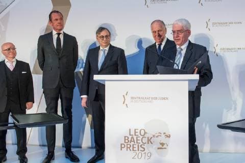 Verleihung des Leo Baeck-Preises 2019 durch den Zentralrat der Juden in Deutschland am Donnerstag (16.05.19) in Berlin an den Vorstandsvorsitzenden des Axel-Springer-Konzerns, Mathias Doepfner (Döpfner). (Foto v.l.: Mark Dainow ,Vizepraesident des Zentralrat der Juden in Deutschland EDITORIAL USE ONLY