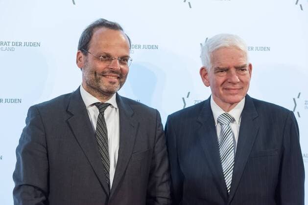 Verleihung des Leo Baeck-Preises 2019 durch den Zentralrat der Juden in Deutschland am Donnerstag (16.05.19) in Berlin an den Vorstandsvorsitzenden des Axel-Springer-Konzerns, Mathias Doepfner (Döpfner). (Foto v.l.: Felix Klein, Antisemitismus-Beauftragter der Bundesregierung und Josef Schuster, Praesident des Zentralrats der Juden in Deutschland) Der Zentralrat der Juden ehrt Doepfner fuer sein jahrzehntelanges, ausserordentliches Engagement fuer die juedische Gemeinschaft und fuer den Staat Israel. Der mit 10.000 Euro dotierte Leo-Baeck-Preis ist die hoechste Auszeichnung des Zentralrats. Doepfner habe sich in zahlreichen Artikeln und Reden mit Antisemitismus in all seinen Formen in Deutschland auseinandergesetzt. Die Erinnerung an die Schoah und die daraus resultierende Verantwortung Deutschlands gegen jede Form von Intoleranz und fue Copyright: epd-bild ChristianxDitsch EDITORIAL USE ONLY