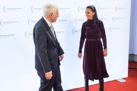 Verleihung des Leo Baeck-Preises 2019 durch den Zentralrat der Juden in Deutschland am Donnerstag (16.05.19) in Berlin an den Vorstandsvorsitzenden des Axel-Springer-Konzerns, Mathias Doepfner (Döpfner). (Foto: Josef Schuster, Praesident des Zentralrats der Juden in Deutschland und Sawsan Chebli, Staatssekretaerin im Berliner Senat) Der Zentralrat der Juden ehrt Doepfner fuer sein jahrzehntelanges, ausserordentliches Engagement fuer die juedische Gemeinschaft und fuer den Staat Israel. Der mit 10.000 Euro dotierte Leo-Baeck-Preis ist die hoechste Auszeichnung des Zentralrats. Doepfner habe sich in zahlreichen Artikeln und Reden mit Antisemitismus in all seinen Formen in Deutschland auseinandergesetzt. Die Erinnerung an die Schoah und die daraus resultierende Verantwortung Deutschlands gegen jede Form von Intoleranz und fuer Israel seien Copyright: epd-bild ChristianxDitsch EDITORIAL USE ONLY