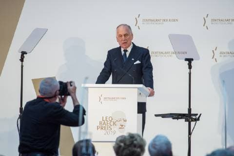 Verleihung des Leo Baeck-Preises 2019 durch den Zentralrat der Juden in Deutschland am Donnerstag (16.05.19) in Berlin an den Vorstandsvorsitzenden des Axel-Springer-Konzerns, Mathias Doepfner (Döpfner). (Foto: Ronald Lauder, Praesident des Juedischen Weltkongresses) Der Zentralrat der Juden ehrt Doepfner fuer sein jahrzehntelanges, ausserordentliches Engagement fuer die juedische Gemeinschaft und fuer den Staat Israel. Der mit 10.000 Euro dotierte Leo-Baeck-Preis ist die hoechste Auszeichnung des Zentralrats. Doepfner habe sich in zahlreichen Artikeln und Reden mit Antisemitismus in all seinen Formen in Deutschland auseinandergesetzt. Die Erinnerung an die Schoah und die daraus resultierende Verantwortung Deutschlands gegen jede Form von Intoleranz und fuer Israel seien ihm ein Herzensthema. (Siehe epd-Bericht vom 17.05.2019) Zentralrat Copyright: epd-bild ChristianxDitsch EDITORIAL USE ONLY