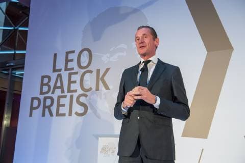 Verleihung des Leo Baeck-Preises 2019 durch den Zentralrat der Juden in Deutschland am Donnerstag (16.05.19) in Berlin an den Vorstandsvorsitzenden des Axel-Springer-Konzerns, Mathias Doepfner (Döpfner) (Foto). Der Zentralrat der Juden ehrt Doepfner fuer sein jahrzehntelanges, ausserordentliches Engagement fuer die juedische Gemeinschaft und fuer den Staat Israel. Der mit 10.000 Euro dotierte Leo-Baeck-Preis ist die hoechste Auszeichnung des Zentralrats. Doepfner habe sich in zahlreichen Artikeln und Reden mit Antisemitismus in all seinen Formen in Deutschland auseinandergesetzt. Die Erinnerung an die Schoah und die daraus resultierende Verantwortung Deutschlands gegen jede Form von Intoleranz und fuer Israel seien ihm ein Herzensthema. (Siehe epd-Bericht vom 17.05.2019) Zentralrat der Juden zeichnet Springer-Vorstand Doepfner aus