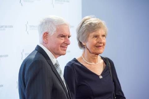 Verleihung des Leo Baeck-Preises 2019 durch den Zentralrat der Juden in Deutschland am Donnerstag (16.05.19) in Berlin an den Vorstandsvorsitzenden des Axel-Springer-Konzerns, Mathias Doepfner (Döpfner). (Foto: Josef Schuster, Praesident des Zentralrats der Juden in Deutschland und Friede Springer, Verlegerin und Vorstandsmitglied der Axel Springer SE) Der Zentralrat der Juden ehrt Doepfner fuer sein jahrzehntelanges, ausserordentliches Engagement fuer die juedische Gemeinschaft und fuer den Staat Israel. Der mit 10.000 Euro dotierte Leo-Baeck-Preis ist die hoechste Auszeichnung des Zentralrats. Doepfner habe sich in zahlreichen Artikeln und Reden mit Antisemitismus in all seinen Formen in Deutschland auseinandergesetzt. Die Erinnerung an die Schoah und die daraus resultierende Verantwortung Deutschlands gegen jede Form von Intoleranz un Copyright: epd-bild ChristianxDitsch EDITORIAL USE ONLY