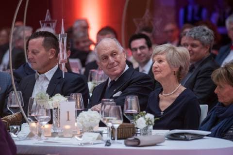 Verleihung des Leo Baeck-Preises 2019 durch den Zentralrat der Juden in Deutschland am Donnerstag (16.05.19) in Berlin an den Vorstandsvorsitzenden des Axel-Springer-Konzerns, Mathias Doepfner (Döpfner). (Foto v.l.: Der US-Fernsehmoderator und Botschafter in Deutschland Richard Grenell, Ronald Lauder, Praesident des Juedischen Weltkongresses und Friede Springer, Verlegerin und Vorstandsmitglied der Axel Springer SE) Der Zentralrat der Juden ehrt Doepfner fuer sein jahrzehntelanges, ausserordentliches Engagement fuer die juedische Gemeinschaft und fuer den Staat Israel. Der mit 10.000 Euro dotierte Leo-Baeck-Preis ist die hoechste Auszeichnung des Zentralrats. Doepfner habe sich in zahlreichen Artikeln und Reden mit Antisemitismus in all seinen Formen in Deutschland auseinandergesetzt. Die Erinnerung an die Schoah und die daraus resultiere Copyright: epd-bild ChristianxDitsch EDITORIAL USE ONLY