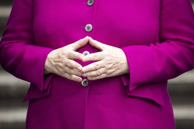 Fashion Trend Report 2022: Empowerment Pink Bundeskanzlerin Angela Merkel macht die Raute als sie fuer ein Bild in Berlin am 16. Mai 2019 posiert. Bundeskanzlerin besucht Museum fuer Naturkunde in Berlin *** Chancellor Angela Merkel makes the rhombus as she poses for a picture in Berlin on 16 May 2019 Chancellor visits Museum of Natural History in Berlin