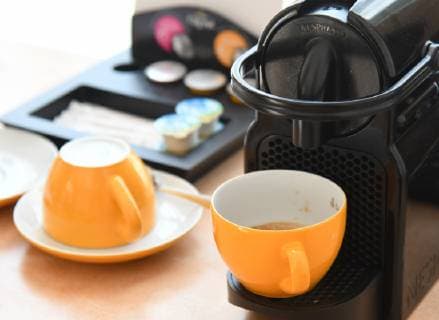 IMAGO Creative: Haushaltsgeräte - Kaffeemaschine Hotelzimmer, Nespresso, Kaffeekapseln, Kaffeetassen, Käffchen zwischendurch, Camp de Mar, Mallorca. Foto:Winfried Rothermel *** Hotel rooms, Nespresso, coffee capsules, coffee cups, coffee in between, Camp de Mar, Mallorca Photo Winfried Rothermel