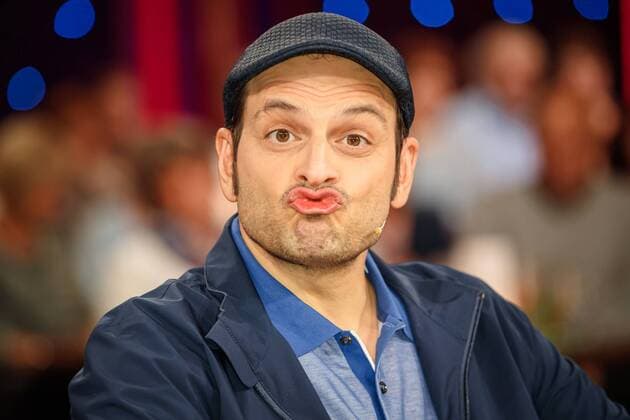Entertainment Themen der Woche KW20 Entertainment Bilder des Tages MDR - Riverboat. Comedian Kaya Yanar anläßlich der Aufzeichnung der MDR - Talkshow Riverboat am 17.05.2019 im Studio 3 der Mediacity Leipzig. 20190517SFL0027 *** MDR Riverboat Comedian Kaya Yanar on the occasion of the recording of the MDR talk show Riverboat on 17 05 2019 in Studio 3 of the Mediacity Leipzig 20190517SFL0027
